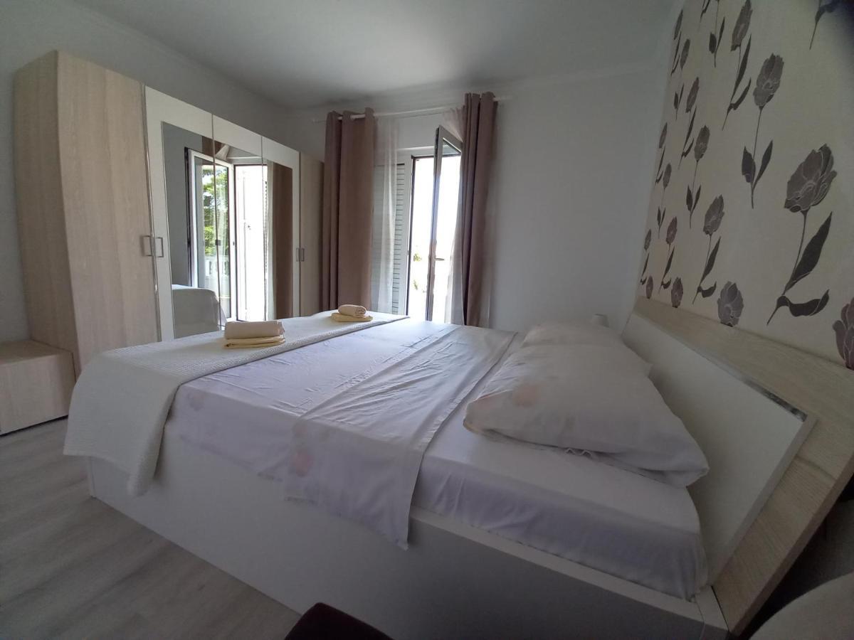 Apartmani Dijana Palit Exterior foto
