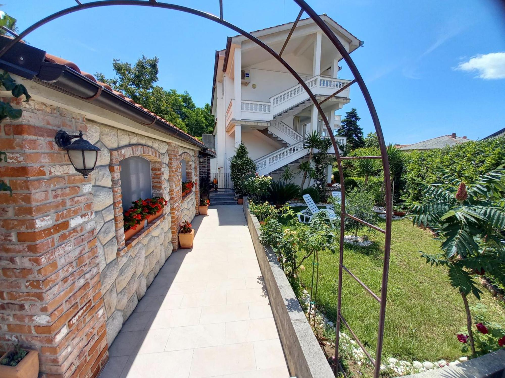 Apartmani Dijana Palit Exterior foto